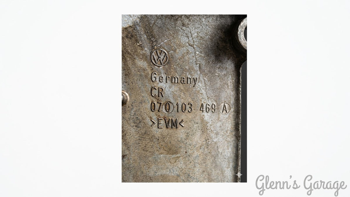 Detail der Ventildeckel-Kennzeichnung mit VW-Logo, Germany und Teilenummer 070 103 469 A